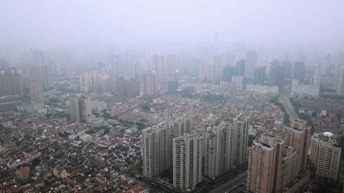 雾中上海城市街景