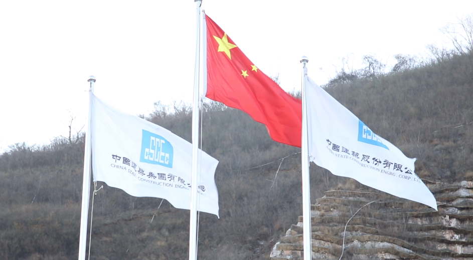 中国建筑中建八局山崖壁施工现场航拍