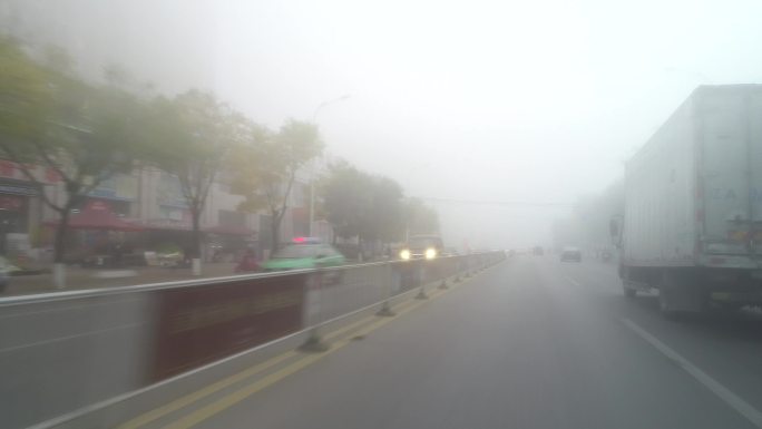 大雾天城市公路