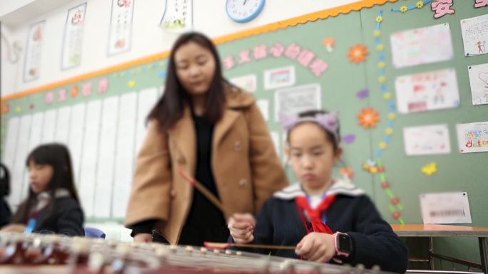 学生学习民乐扬琴中国古典音乐