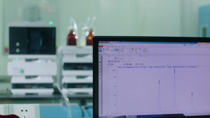 实验室人员操作电脑