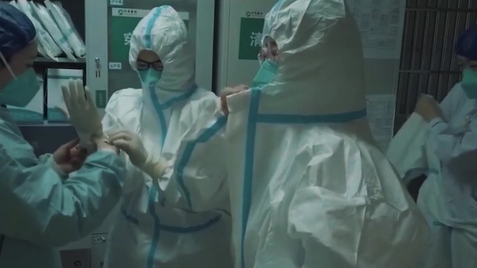 疫情医院医护人员带口罩看望患者