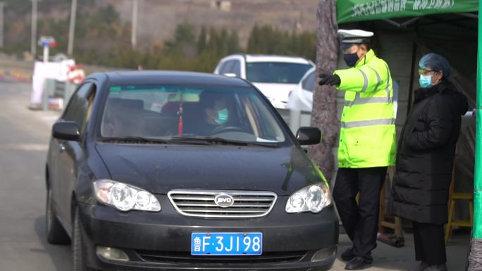 疫情高速交警医护人员检查体温