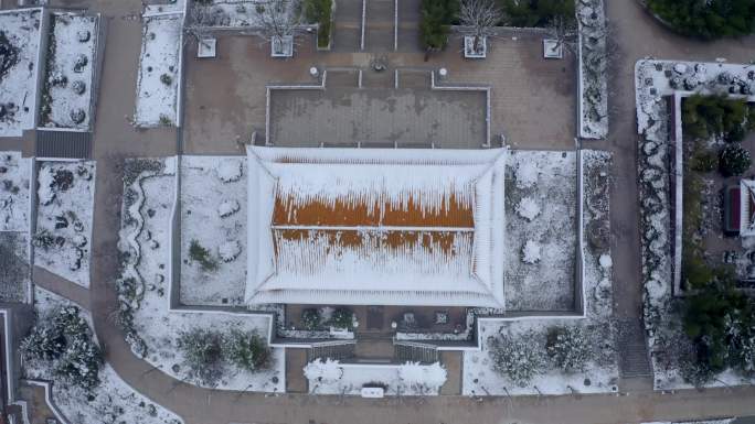 雪中寺庙俯拍