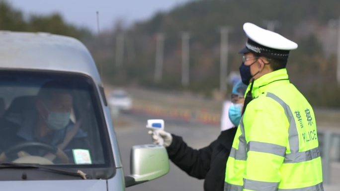 高速道路下高速交警检查体温