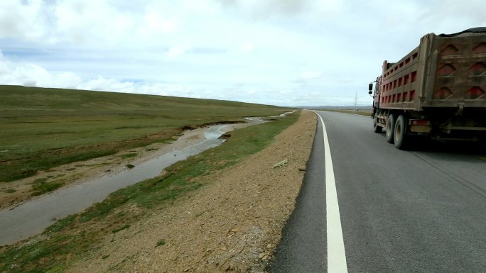 高原公路溪流