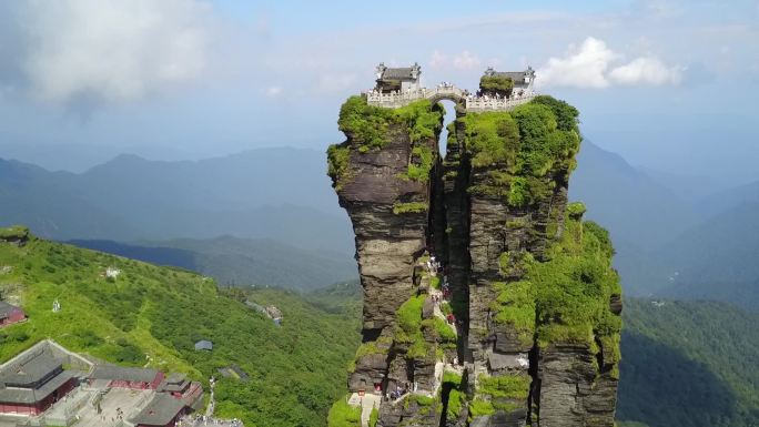 贵州铜仁梵净山由远及近航拍