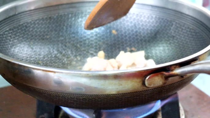 居家烹饪做菜煸炒肥肉炸油