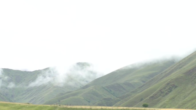 西藏山群山雨后的山脉大雾