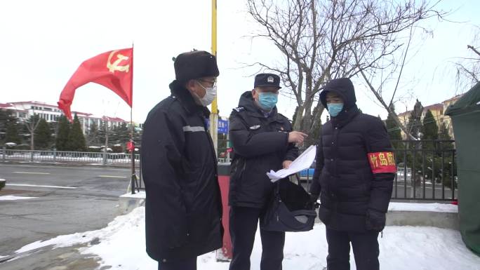 公安民警感动大雪带口罩巡查疫情提醒路人