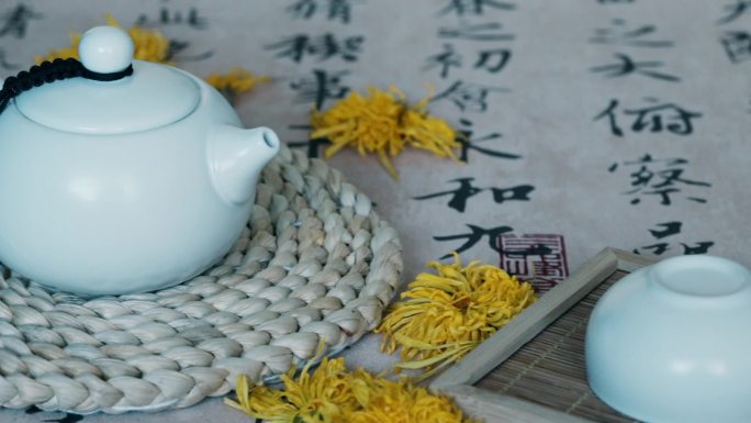 茶具与金丝皇菊茶叶