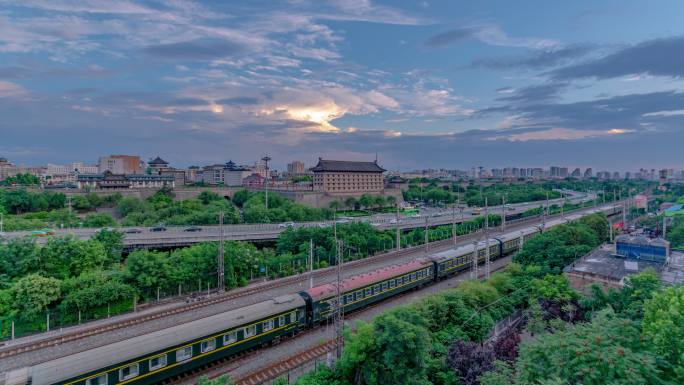 2019年夏天西安城墙下的火车延时实拍