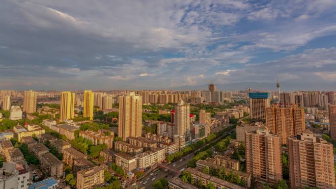 2018年夏天雨后的西安长安路延时实拍