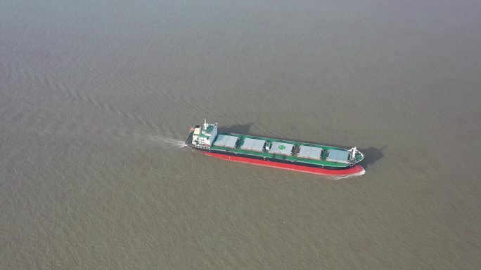 4K原素材-航拍海面上航行的大型货船
