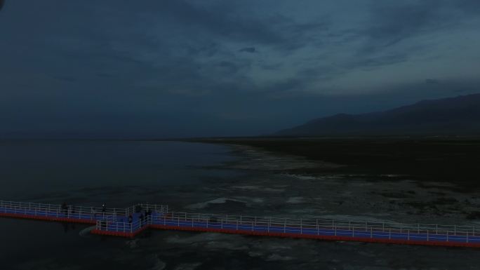 【航拍】巴里坤湖夕阳西下余光水面水平移动