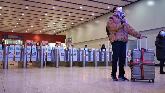 疫情下北京高铁站的返京复工人员