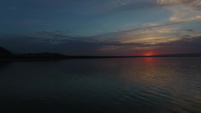 【航拍】巴里坤湖夕阳水面平移非log
