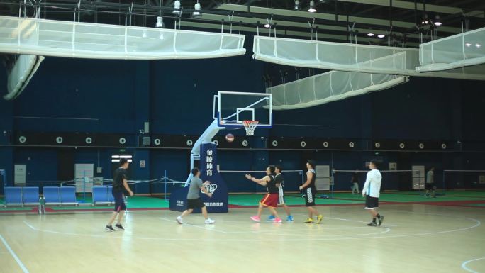 体育馆打篮球