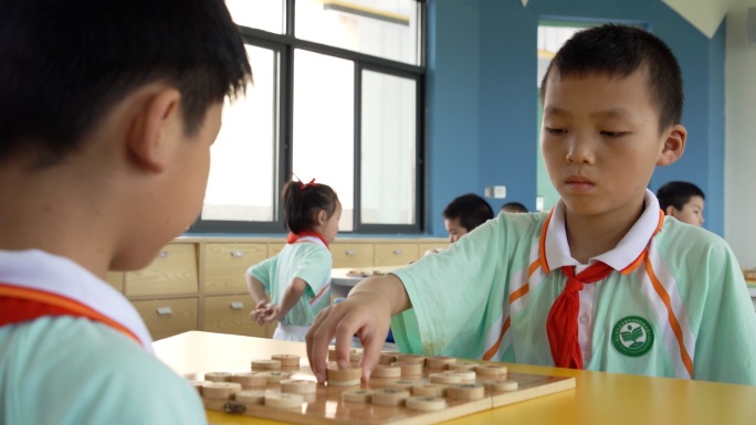 小学生小孩快乐下象棋