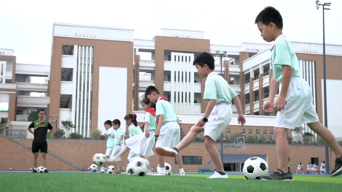 小学生踢足球篮球跑步等