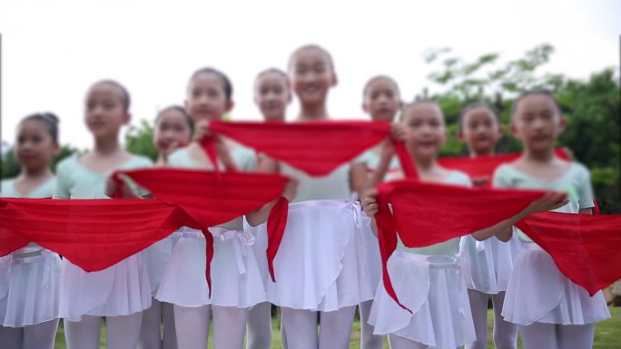 拿着红领巾跳舞学生舞蹈练习