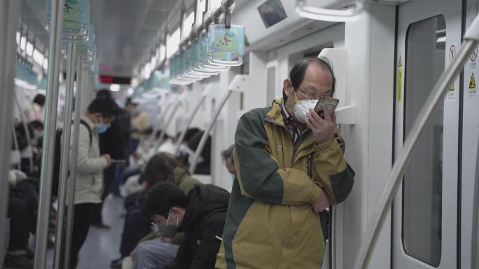 乘坐地铁戴口罩的上班族人群