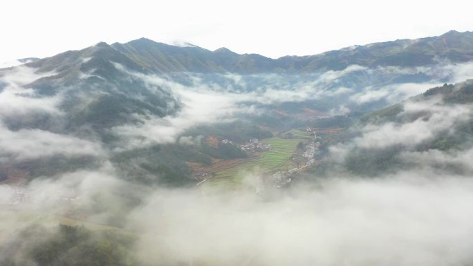 深山云雾缭绕雨后风景