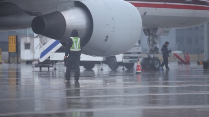 雨中地勤