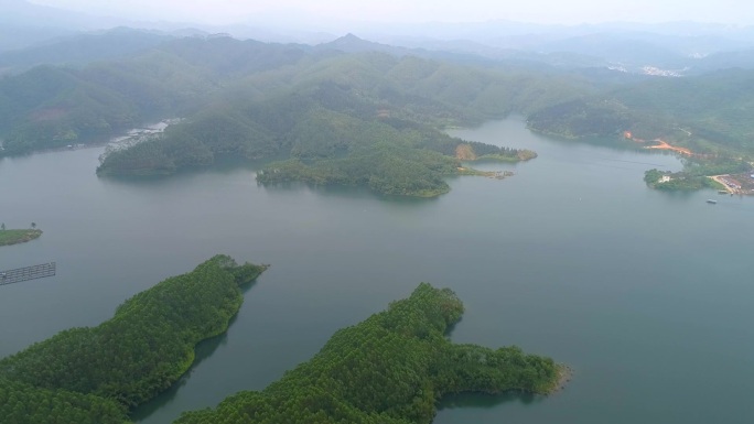 航拍桂平市平南县田贵水库小船游玩