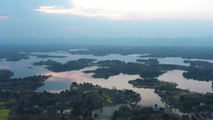 夕阳下的三岔湖水库