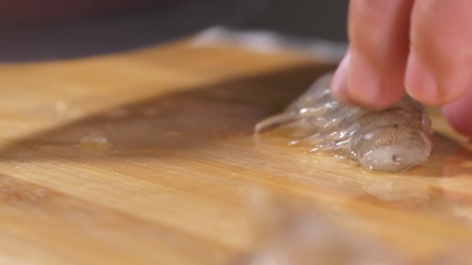虾的处理腌渍的画面实拍