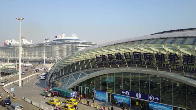 4K航拍上海吴淞口国际油轮港口