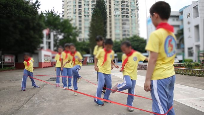 课间老师和学生做游戏师生互动