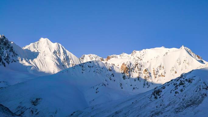 红旗拉普雪山