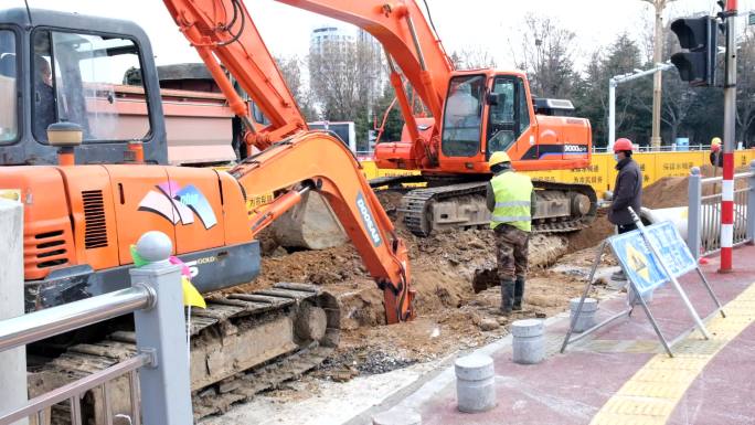道路施工程机械车挖掘机作业城市排水系统