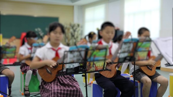 学生练习乐器尤克里里弹唱