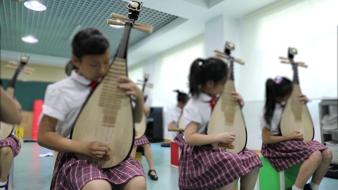 学生弹琵琶社团活动