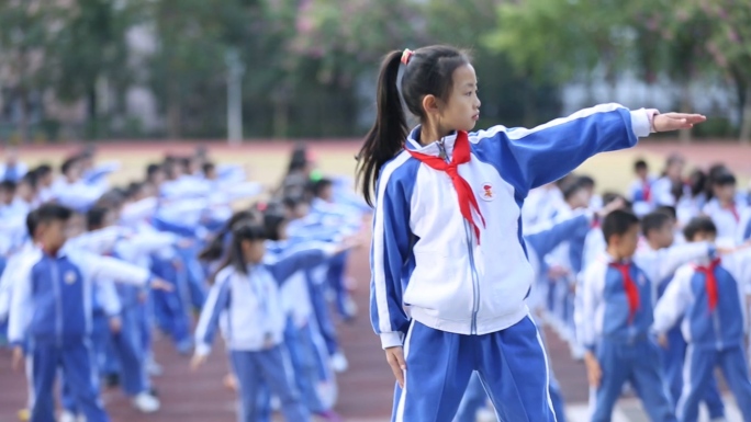 校园小学生做早操