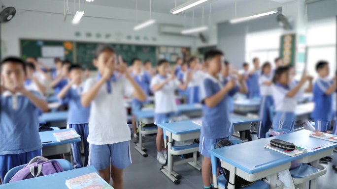 学生做眼保健操