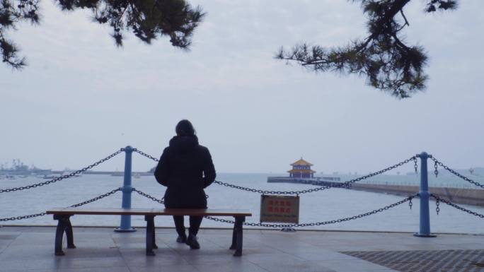 4K孤独背影-失意的人独自一人坐在海边