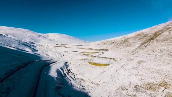 雪地盘山公路