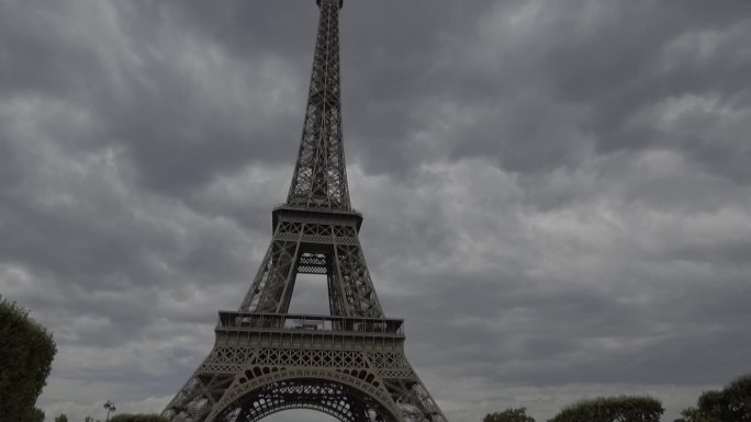 巴黎铁塔下