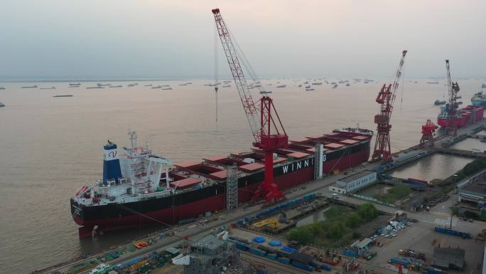 4K航拍南通长江轮船造船企业工业
