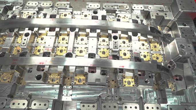 复工后的CNC数控机床生产的机器设备