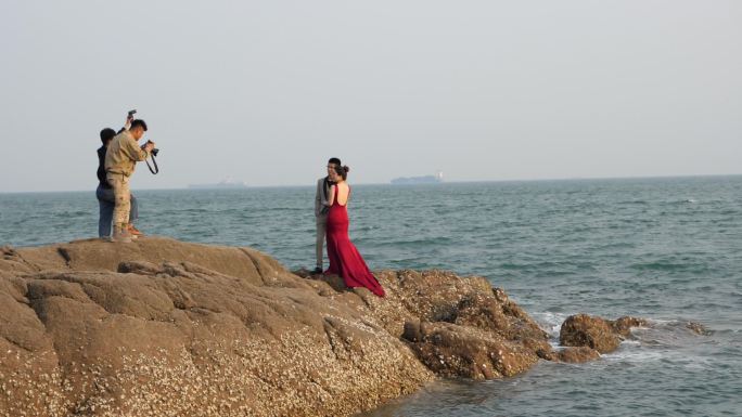 海浪拍打礁石+海边婚纱拍摄升格慢动作