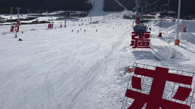 冬季旅游滑雪场全景缆车俯瞰