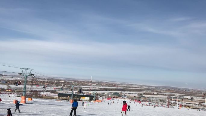 冬季滑雪旅游滑雪场缆车全貌