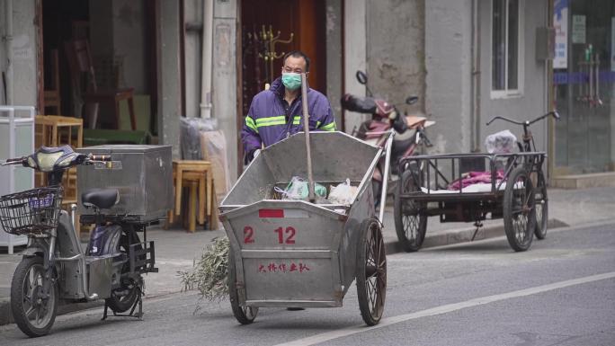 维护城市市容形象的环卫工人