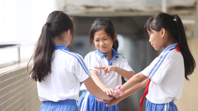 小学生课间游戏玩耍开心