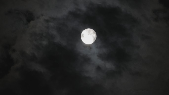 4K云层上的月亮03